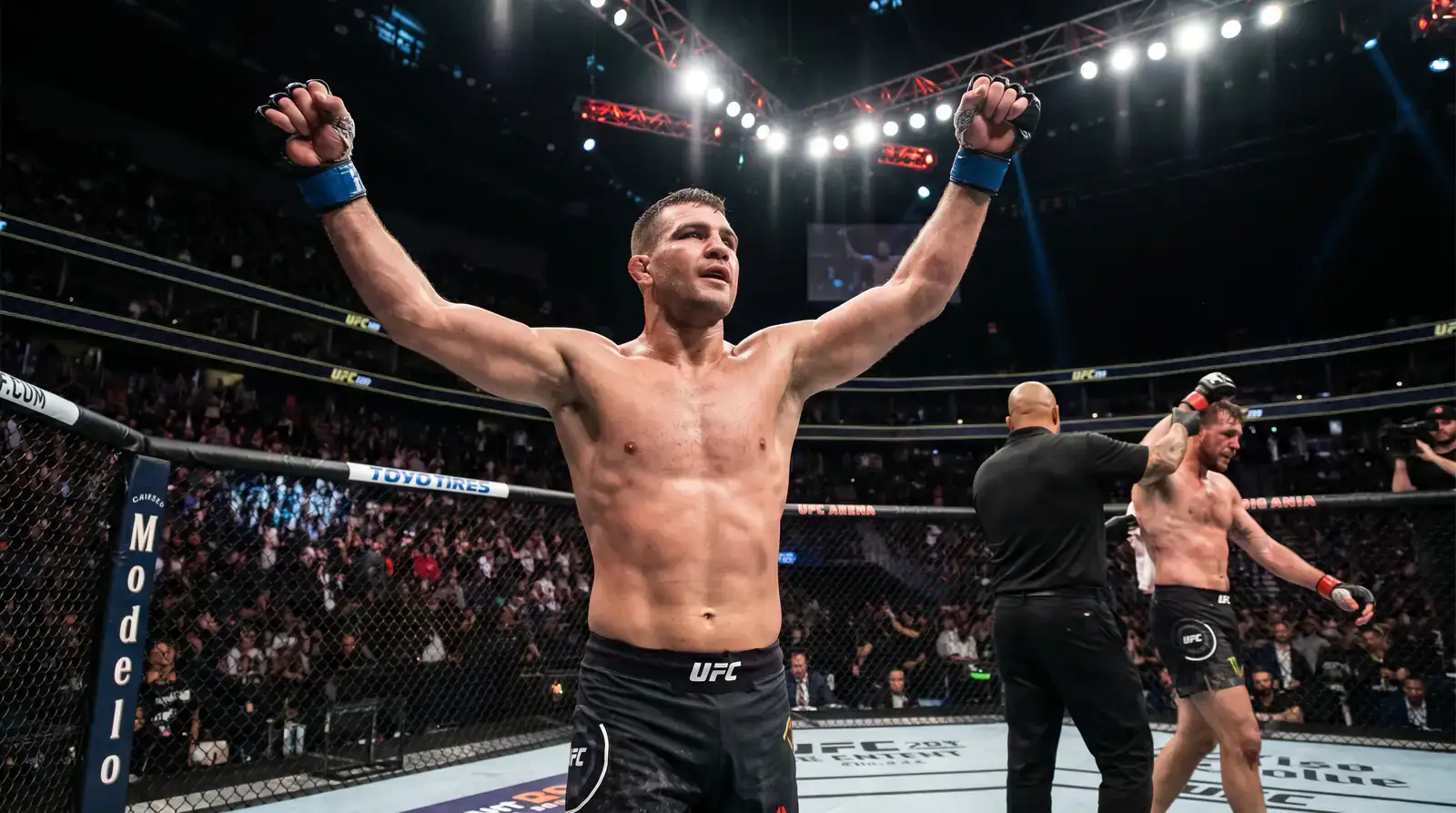 UFC боец след финиш по метод KO TKO в октагона